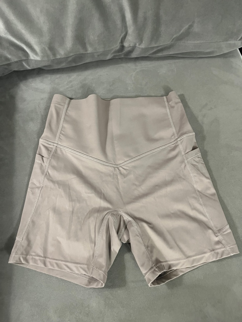 HALARA High-Waist Performance Shorts in Taupe